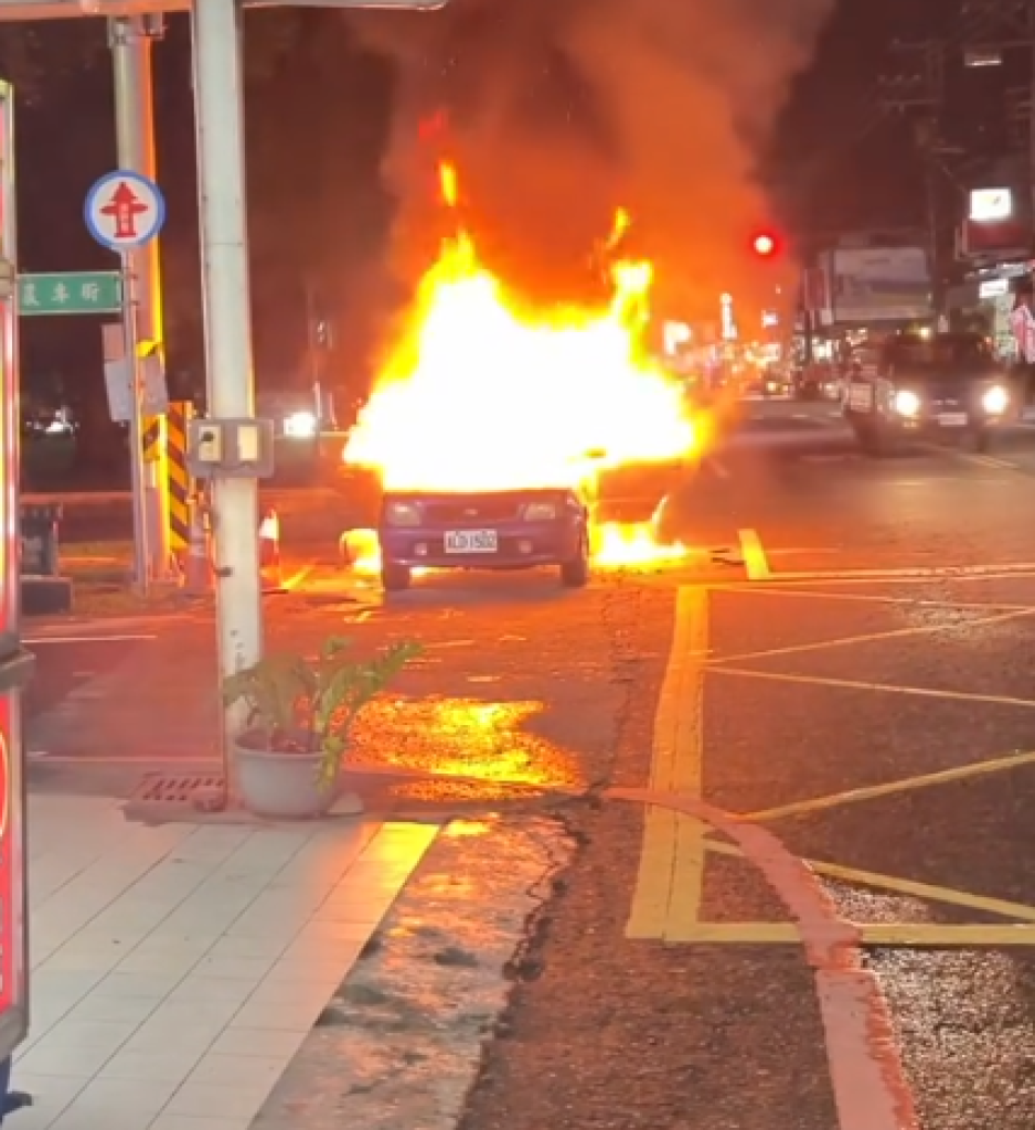 屏科大校門口火燒車火煙沖天！-　小籠包攤販用火不慎把自己車子燒了