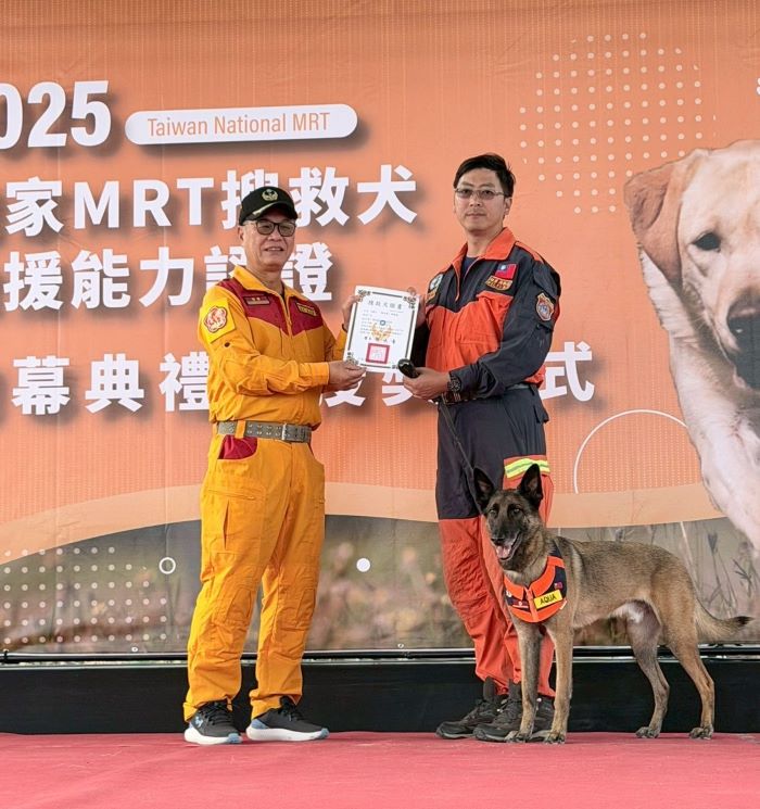 表現優異 新北搜救犬隊伍通過國家MRT救援認證 30 《圖說》內政部消防署特搜隊隊長陳義豐頒發搜救犬證書。〈消防局提供〉