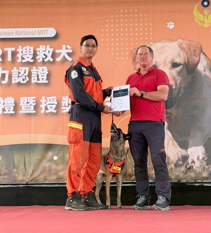 表現優異 新北搜救犬隊伍通過國家MRT救援認證 31 《圖說》Alois Balog,IRO 主席,頒發通過證書。〈消防局提供〉