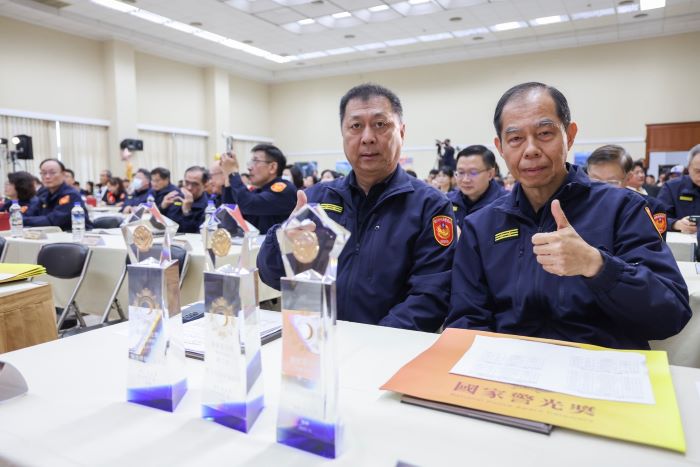 專業與團隊能量發光 新北警榮獲多項國家警光獎 32 《圖說》林新晃副局長〈左〉及張錦成副局長代表受獎(團體組)