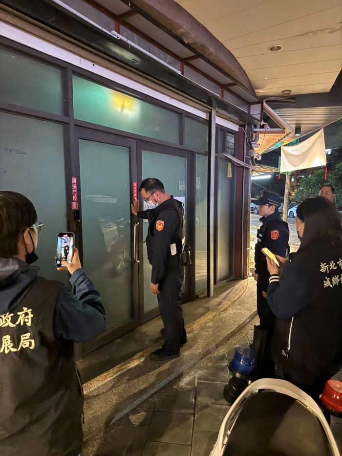一年兩度涉妨害風化 新北斷水斷電違規「小吃部」 32 《圖說》新北市政府公安小組啟動強制「斷水斷電」作業。〈中和分局提供〉
