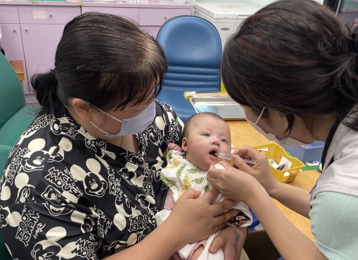 全額補助輪狀病毒疫苗 新北即起擴大13偏區嬰幼兒 31 《圖說》口服疫苗示意圖。〈衛生局提供〉
