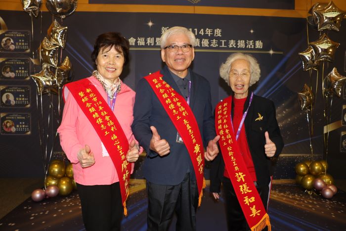 《圖說》右起；松齡志工許張和美、長益志工黃盟宗、福心志工廖林良玉。〈社會局提供〉