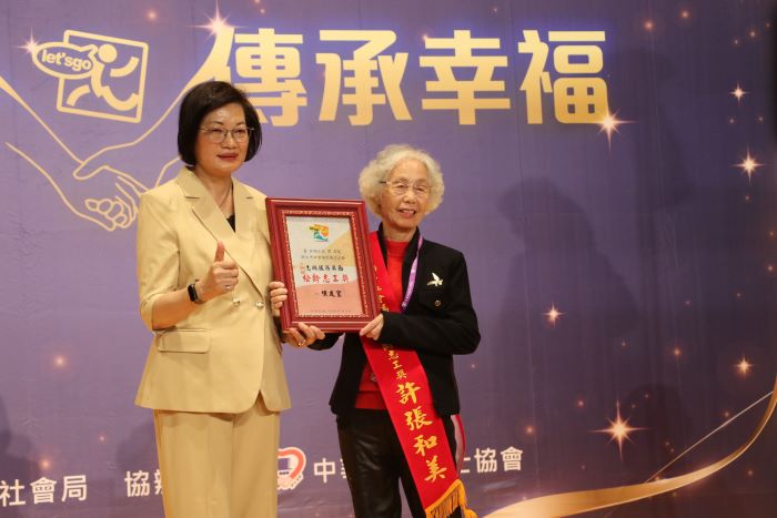 《圖說》社會局長李美珍頒獎表揚松齡志工許張和美。〈社會局提供〉