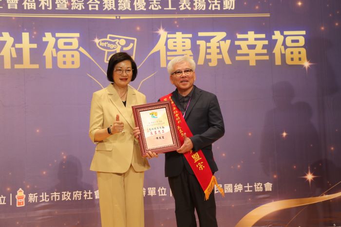 《圖說》社會局長李美珍頒獎表揚長益志工黃盟宗。〈社會局提供〉