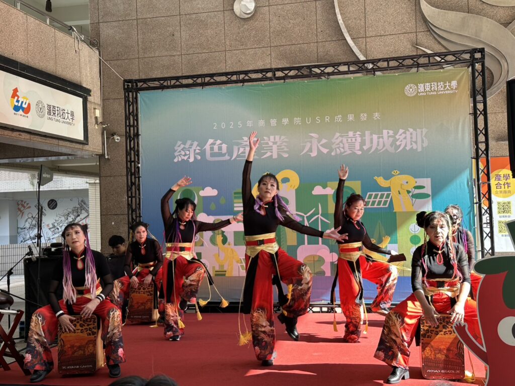 「綠色產業.永續城鄉」 嶺東科大商管學院USR成果展現永續能量 22 %E7%94%B1%E5%8D%97%E6%B9%96%E7%A4%BE%E5%A4%A7%E9%BC%93%E8%88%9E%E7%A4%BE%E7%82%BA%E6%B4%BB%E5%8B%95%E9%96%8B%E5%A0%B4