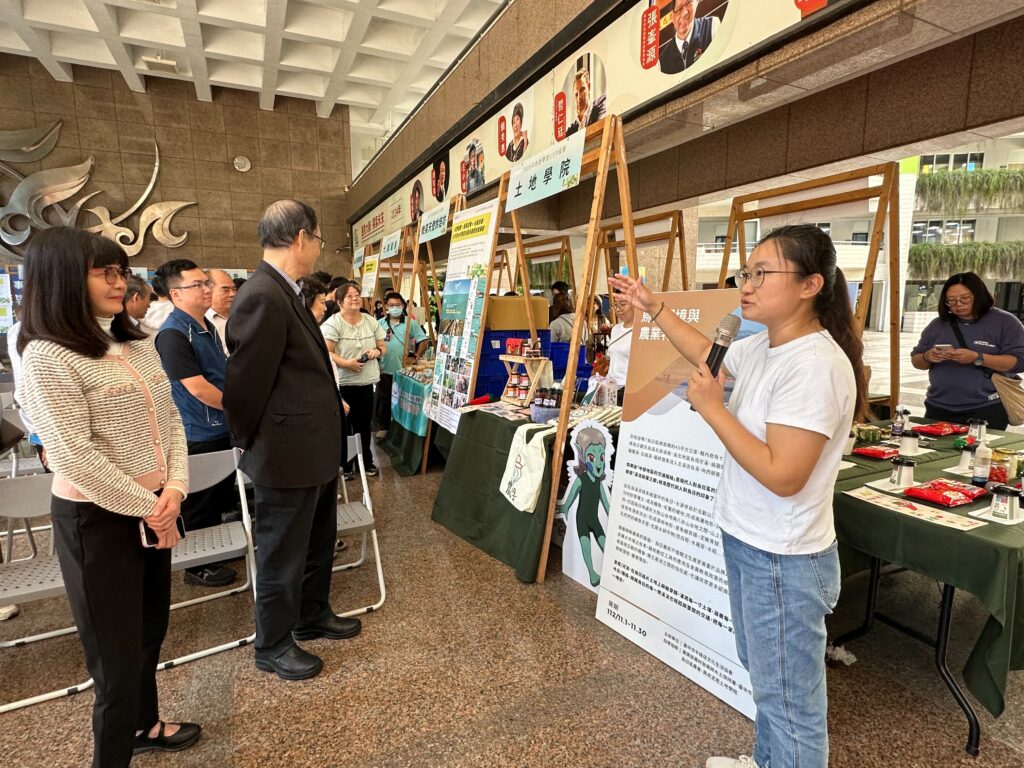 「綠色產業.永續城鄉」 嶺東科大商管學院USR成果展現永續能量 23 %E5%9C%9F%E5%9C%B0%E5%AD%B8%E9%99%A2%E5%89%B5%E8%BE%A6%E4%BA%BA%E9%BB%83%E9%83%81%E8%8C%B9%E5%B8%B6%E9%A0%98%E8%B2%B4%E8%B3%93%E8%B5%B0%E8%A8%AA%E9%A3%9F%E8%BE%B2%E6%95%99%E8%82%B2%E5%B8%82%E9%9B%86