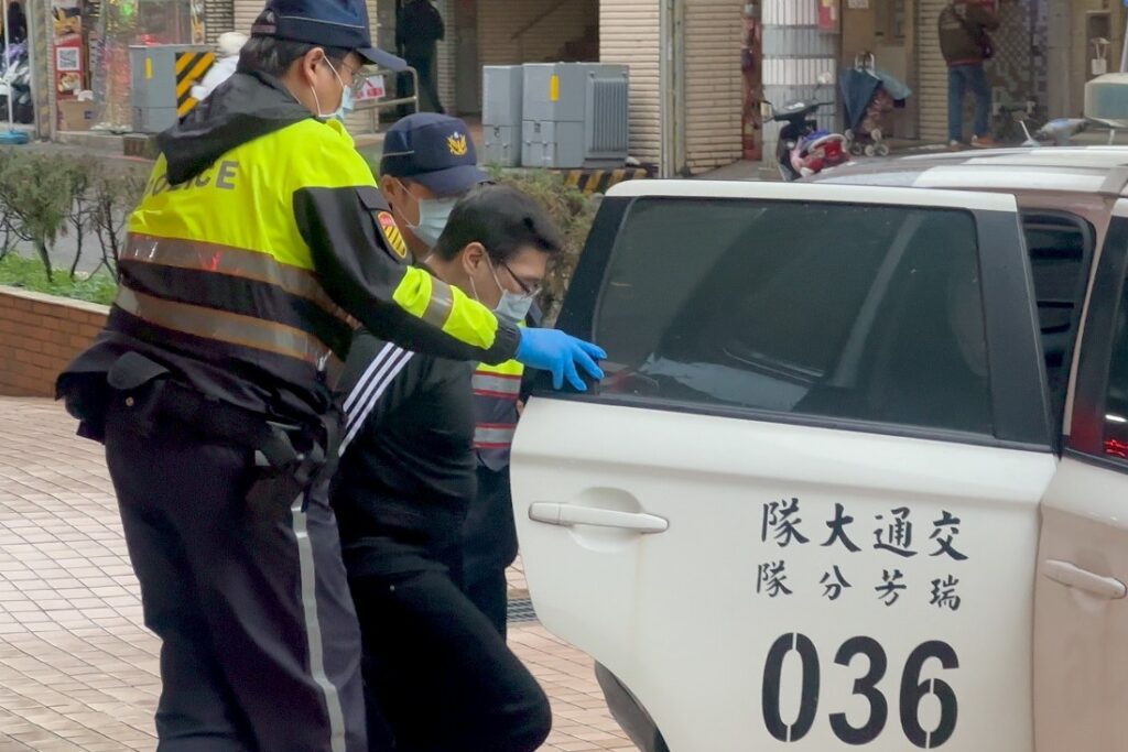 瑞芳警方加強路檢與毒駕快篩 通緝犯深夜落網 涉毒駕駛接連攔下 用路安全再強化 41 MEITU 20251203 145757493