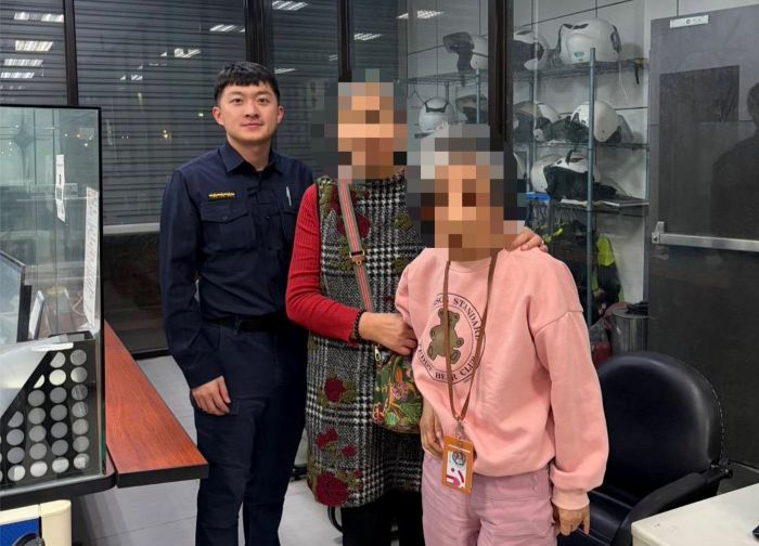 《圖說》江翠所員警與老婦及家屬黃女。〈海山分局提供〉