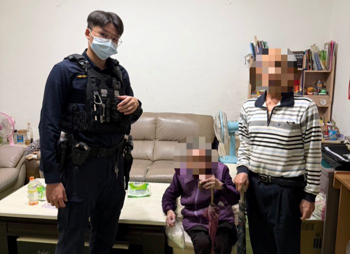 《圖說》文聖所員警與老婦及家屬陳男。〈海山分局提供〉
