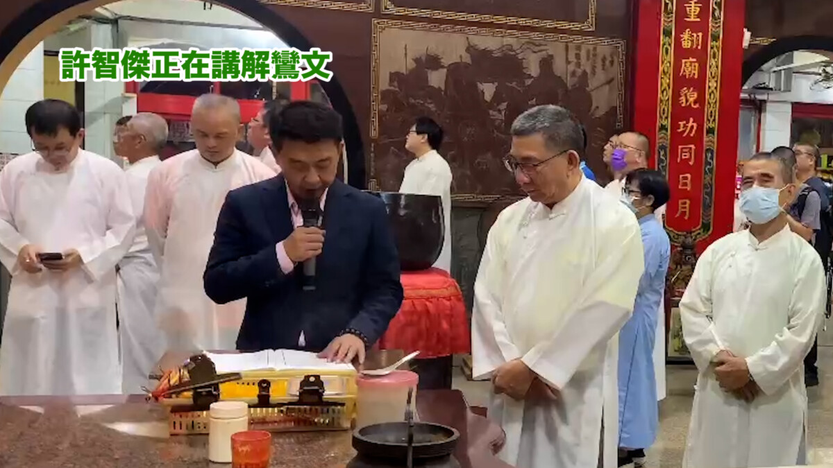 ▲許智傑正在講解鸞文(記者 朱星明/翻攝)
