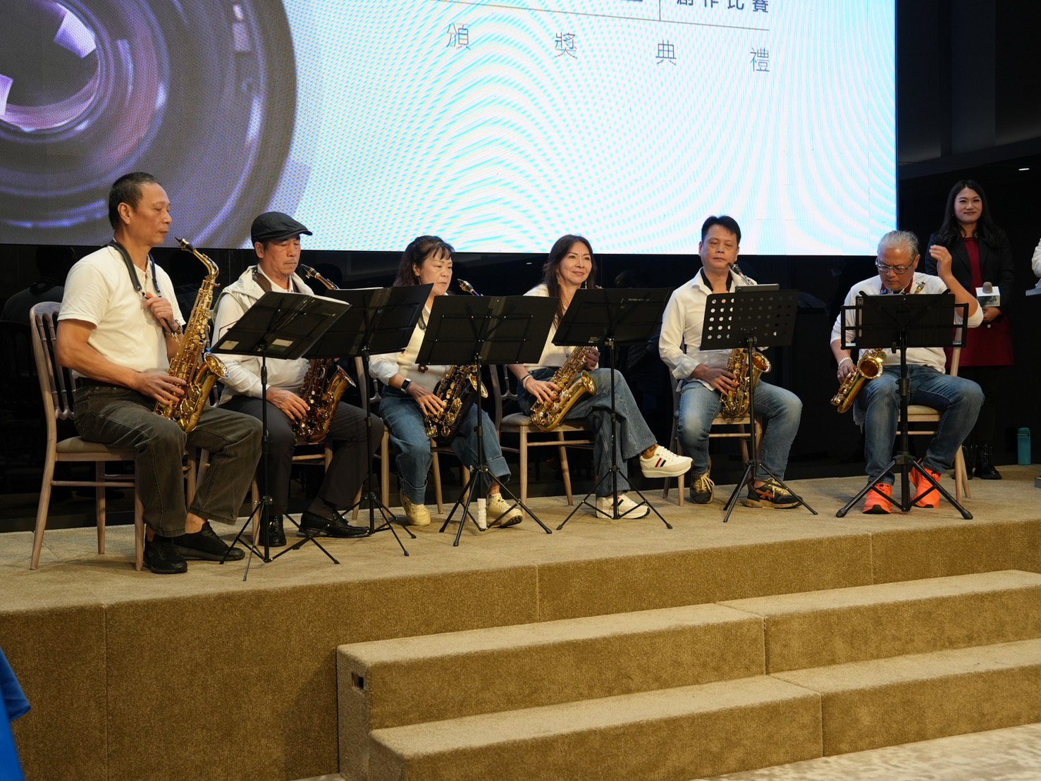 典禮開場由基隆社區大學太鼓社震撼演出揭幕，接續的口琴與薩克斯風表演則增添細膩層次，象徵影像創作如城市路網般多聲部並行，帶來豐富與力量。