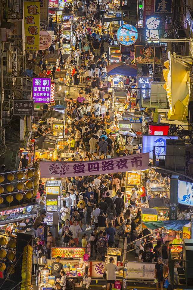 攝影組「金獎」作品以獨到的夜間視角呈現基隆的城市光影，將人潮的流動比擬為水勢奔湧，夜市招牌與旗幟在鏡頭下宛如船隻匯聚港灣，意象鮮明而富張力。作品以流暢的節奏與細膩觀察，捕捉基隆夜景的生命力。