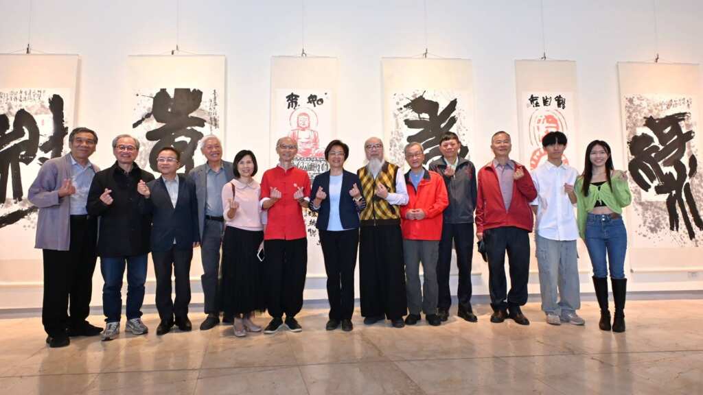 ▲彰化縣美術家接力展第117棒—「十年藝覺金石夢」賴錦源書法篆刻作品展,今日上午舉行開幕式,縣長王惠美、賴錦源老師及多位藝術愛好者一同揭開展覽序幕。 (記者林明佑翻攝)