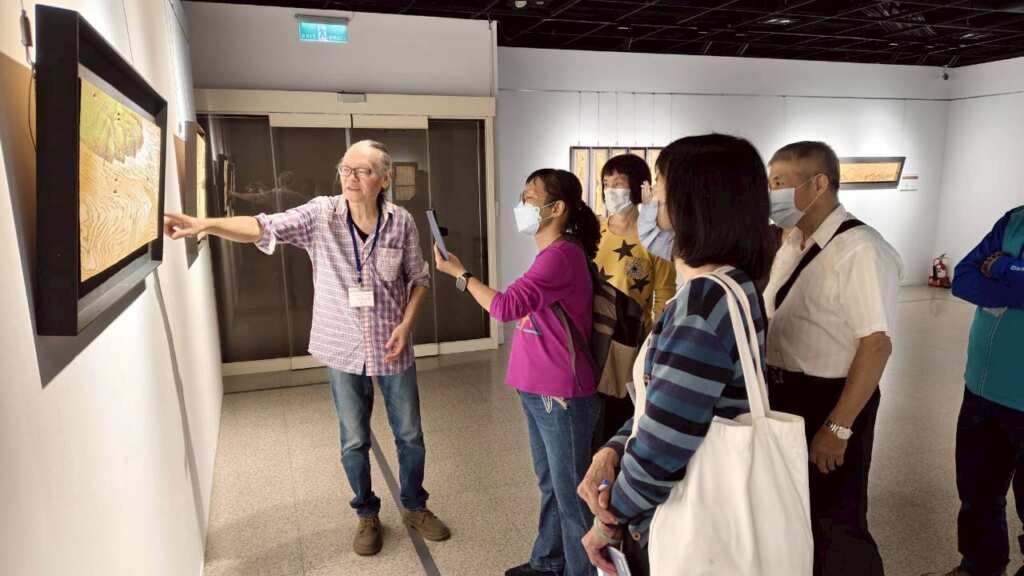 ▲國立彰化生活美學館舉辦「喜烙奇－高智能AI創意烙畫」展覽，由藝術家高智能展出34件創意烙畫作品，以獨特的AI及烙畫創作語彙，帶來一場關於藝術、科技與材質之間的深刻對話。（圖／彰化生活美學館提供）