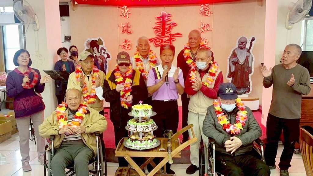 ▲幸福佛音合唱團自創獻唱，彰化榮家12月壽星歡度暖心生日會。 （圖／彰化榮家提供）