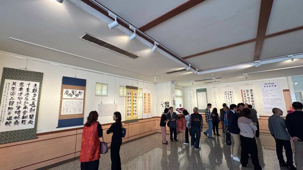 ▲溪湖在地書法家楊錦鍠,自12月3日至 23日於溪湖高中教學資源中心舉辦「楊錦鍠書法創作展」,展現其多年書法研習與創作成果。(圖/溪湖高中提供)