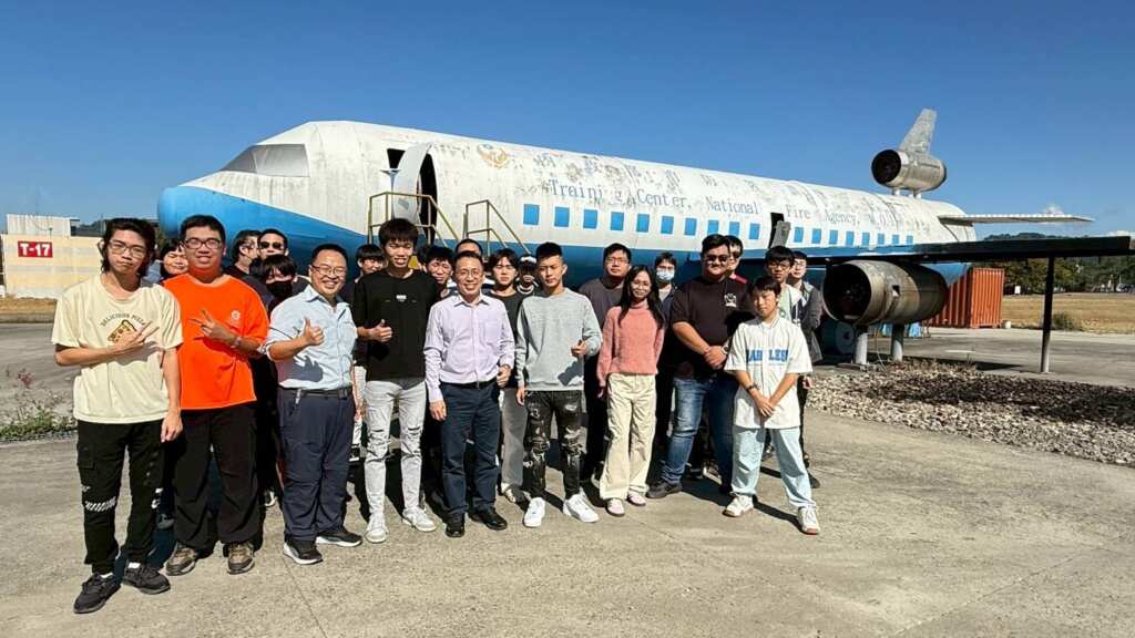 ▲大葉大學環安系師生參觀竹山訓練中心的飛機。（圖／大葉大學提供）