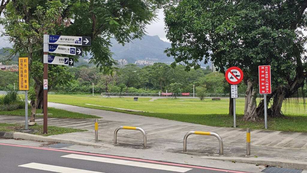 ▲新店親情寵物公園人行步道(往碧潭堰方向)已設置車輛管制相關牌面。