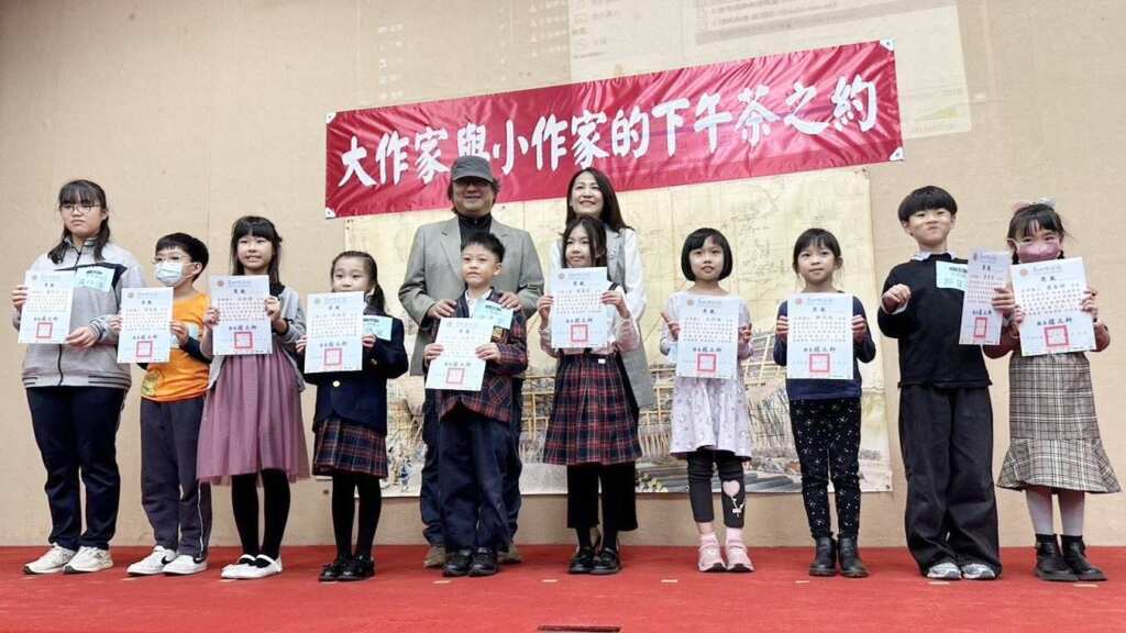 ▲教育局長楊郡慈與小作家合影留念。
