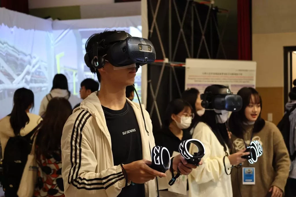 學生於現場操作虛擬實境(VR),體驗化學品洩漏與危害辨識等情境的體感訓練。(圖/中山醫大提供)