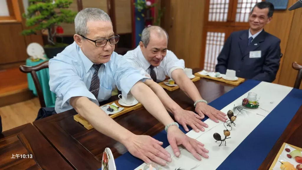 記者會中蔡天勝(左)和林朝清(右)挽袖展示雙手背,血管因吸毒長期注射而硬化、纖維化,甚至生病時需從頸部注射。(圖/陳惠玲攝影)