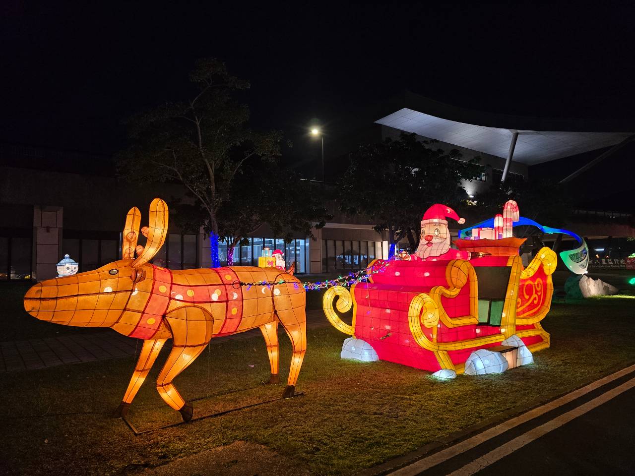 八里行政中心化身聖誕村　聖誕幸福光園溫暖點燈吸引親子打卡