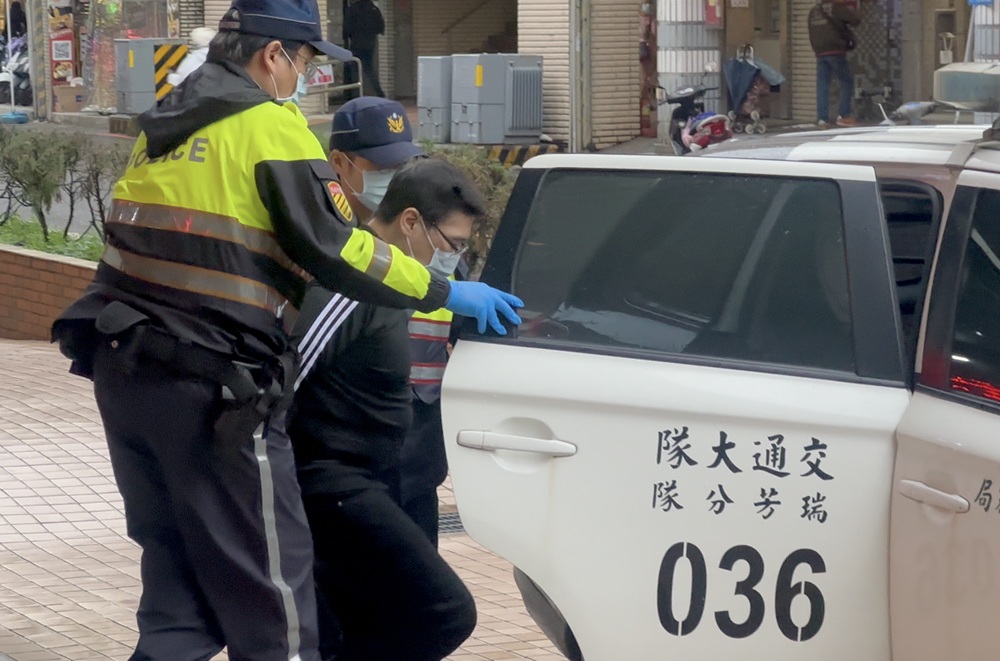 見警躲躲閃閃 警逮48歲兩地檢署毒品通緝犯 187 cnews204251203a02
