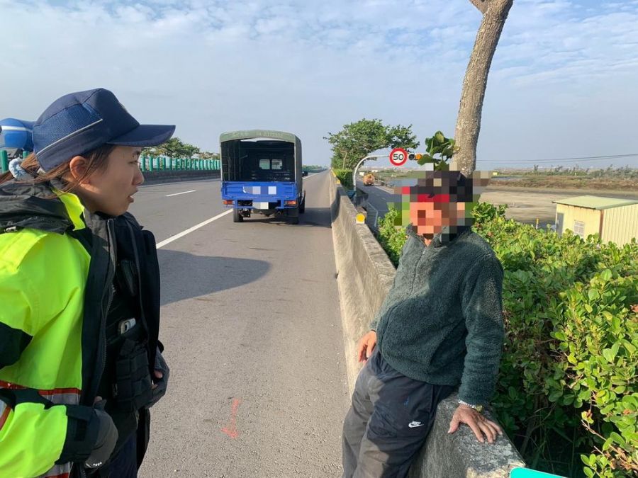 快速道路爆胎驚險別慌!布袋警火速到場護平安
