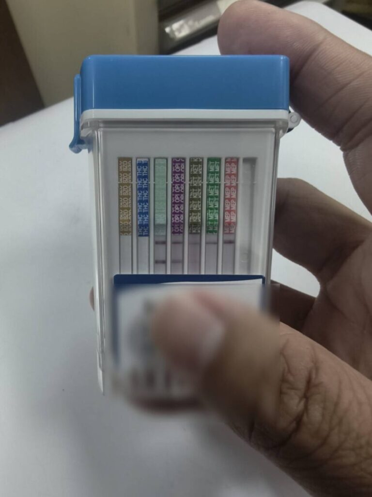 大雅警分局員警運用毒品唾液快篩檢測重機騎士是否涉毒,強化毒駕取締成效。(圖/記者林家嘉翻攝)