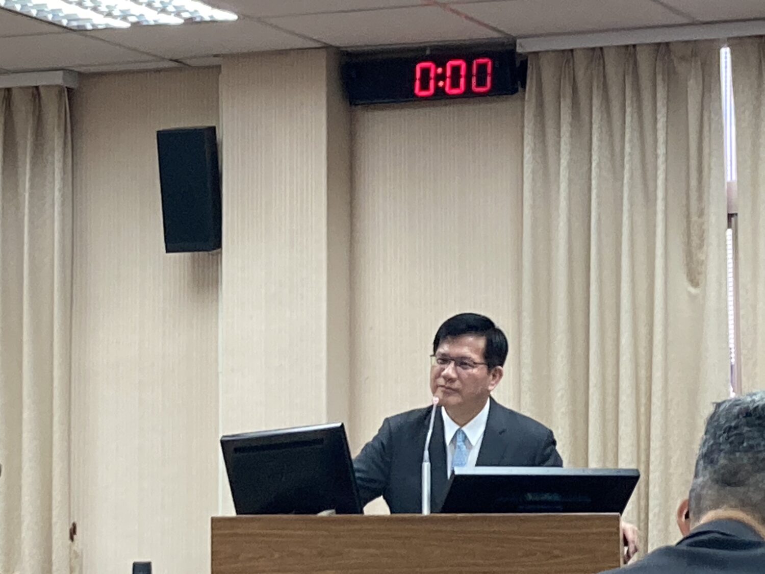 外交部長林佳龍出席立法院國防與外交委員會報告並備詢。(圖/張啓楷國會辦公室)