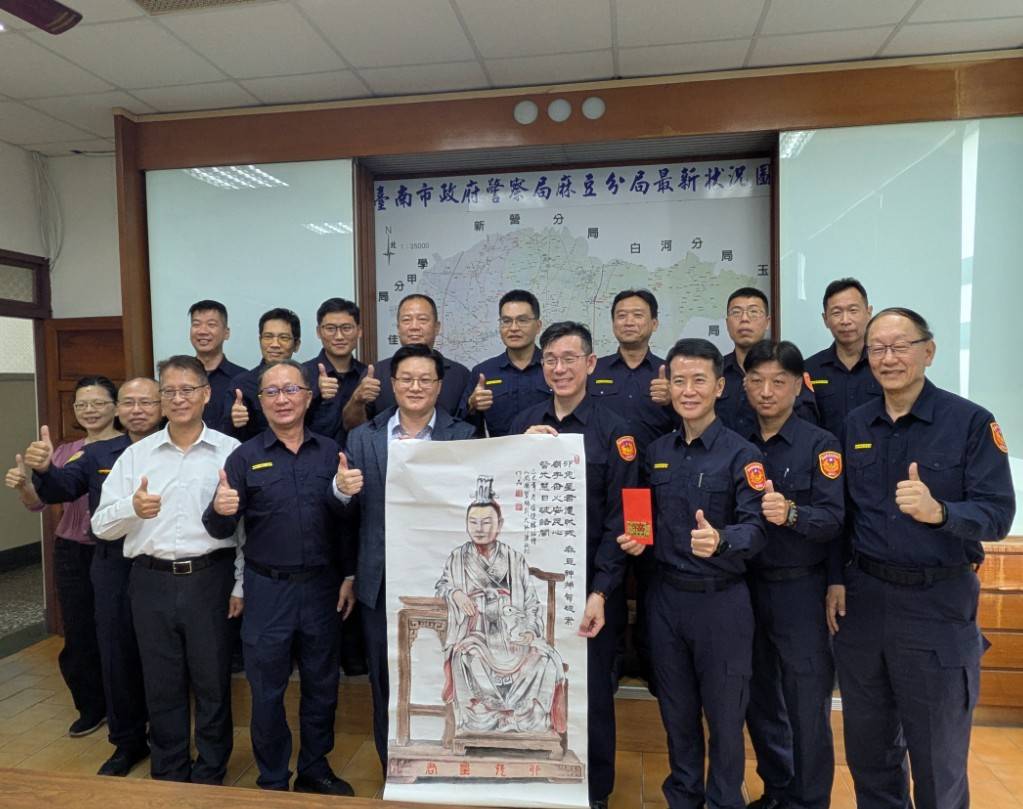 市府副秘書長徐健麟今日至麻豆分局慰勉員警,並致贈親手繪製的卯兔星君水墨畫及加菜金,感謝警方迅速破案並與分局幹員們合影。(記者翻攝)