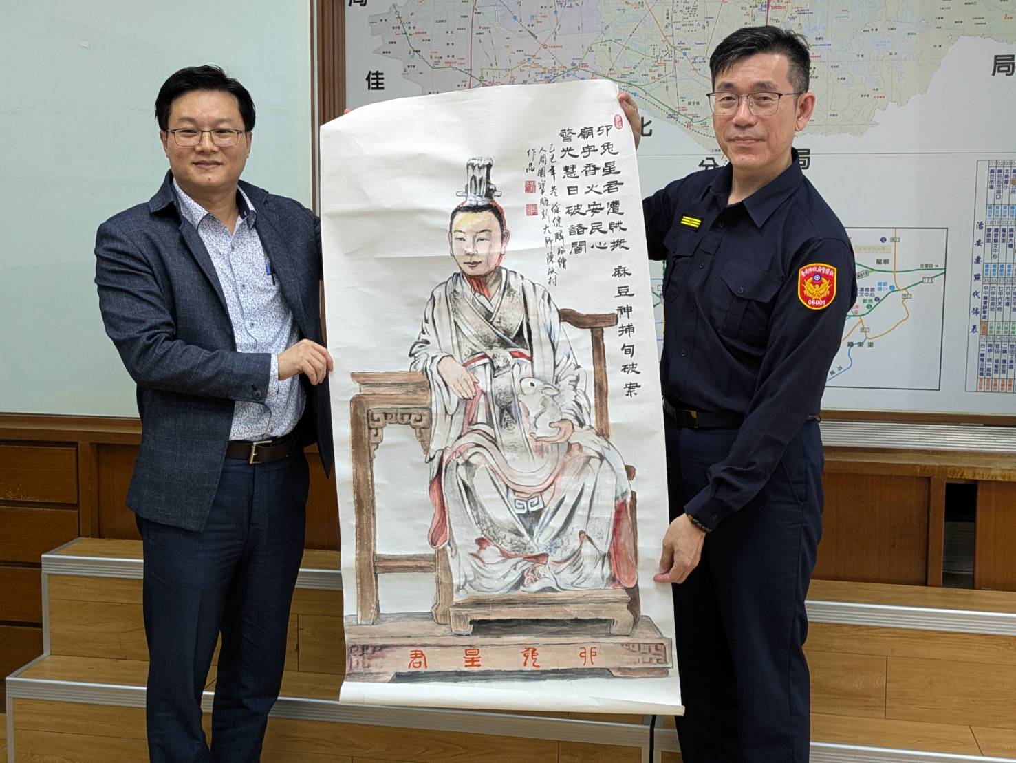 市府副秘書長徐健麟(左)致贈親手繪製的卯兔星君水墨畫,警麻豆分局長洪國哲(右)代表接受。(記者翻攝)