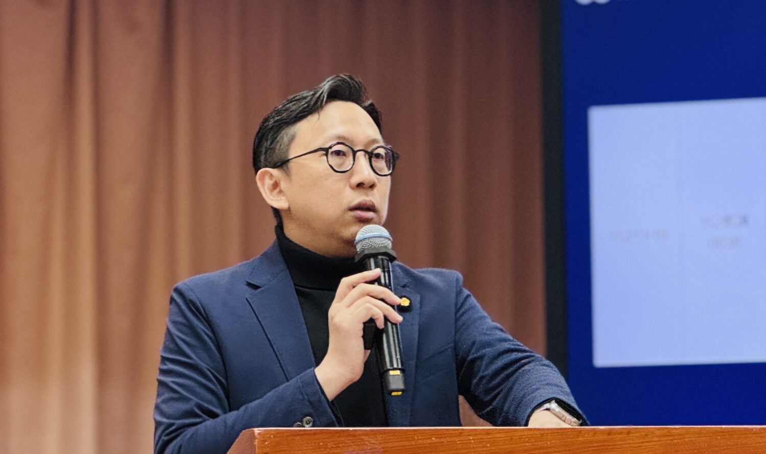 葛如鈞委員強調,「人工智慧基本法草案」若能順利三讀通過,將可從法治面推動AI技術健康發展,真正落實「科技島」的國家定位。(圖/葛如鈞國會辦公室)