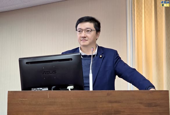 國民黨立委張智倫在內政委員會質詢指出，警察輪休制度比照一般公務員，造成基層休息破碎、被迫靠「身心假」補休，形同「假性公平」。(圖／張智倫國會辦公室)