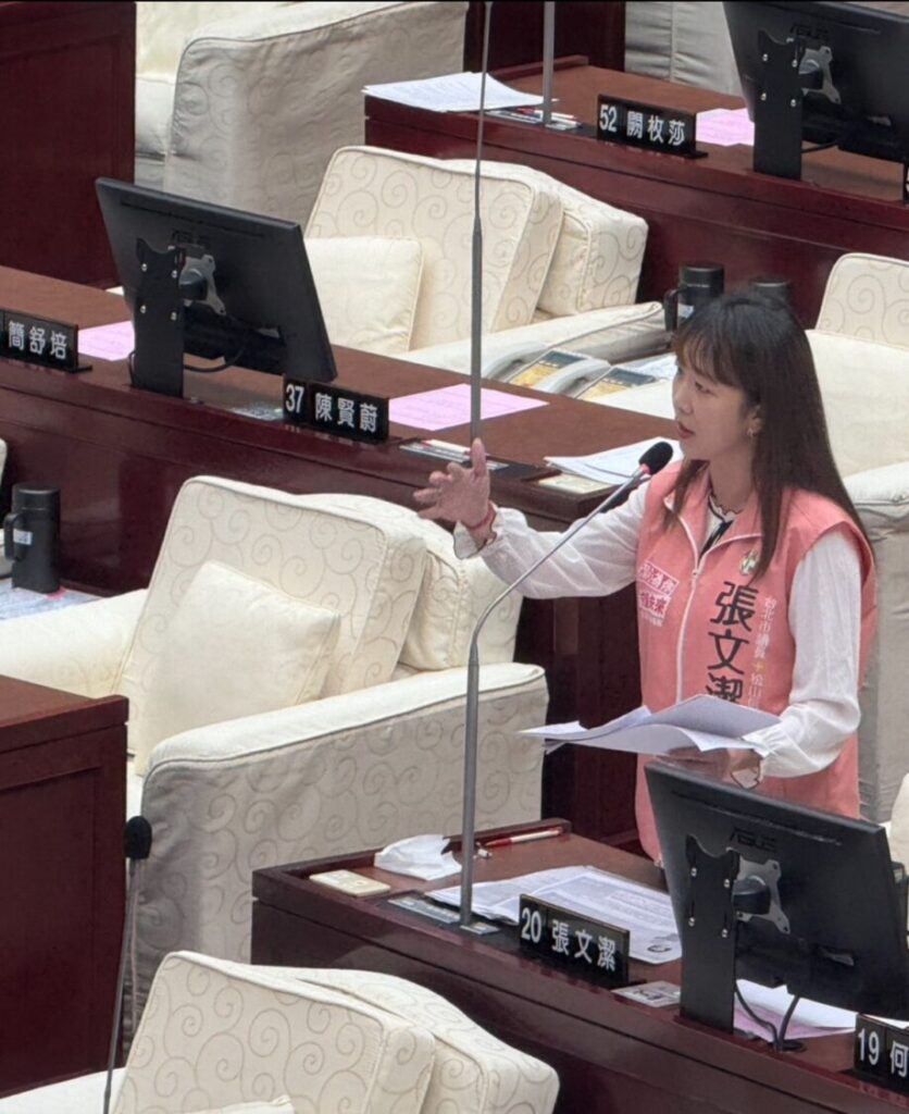 台北市議員張文潔2日在議會質詢時針對北市代理教師缺額問題質詢。(翻攝畫面)