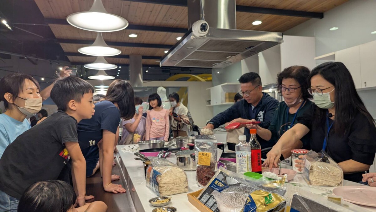 ▲透過「食農教育巴士」主題概念，將展場打造為互動式農業廊道。活動期間吸引約2,500人次熱情參與，透過20個主題攤位與16場次的食農教育工作坊，成功引領親子家庭與學子深入淺出地探索農業科學，展現高雄豐富的物產魅力，更讓「從產地到餐桌」的理念在寓教於樂中具體實踐。