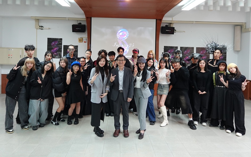 ▲(前排左起)流設系副主任胡琪崚、校長王昭雄、藝術總監洪慕藍老師與參與畢展各組設計師代表及其作品合影。