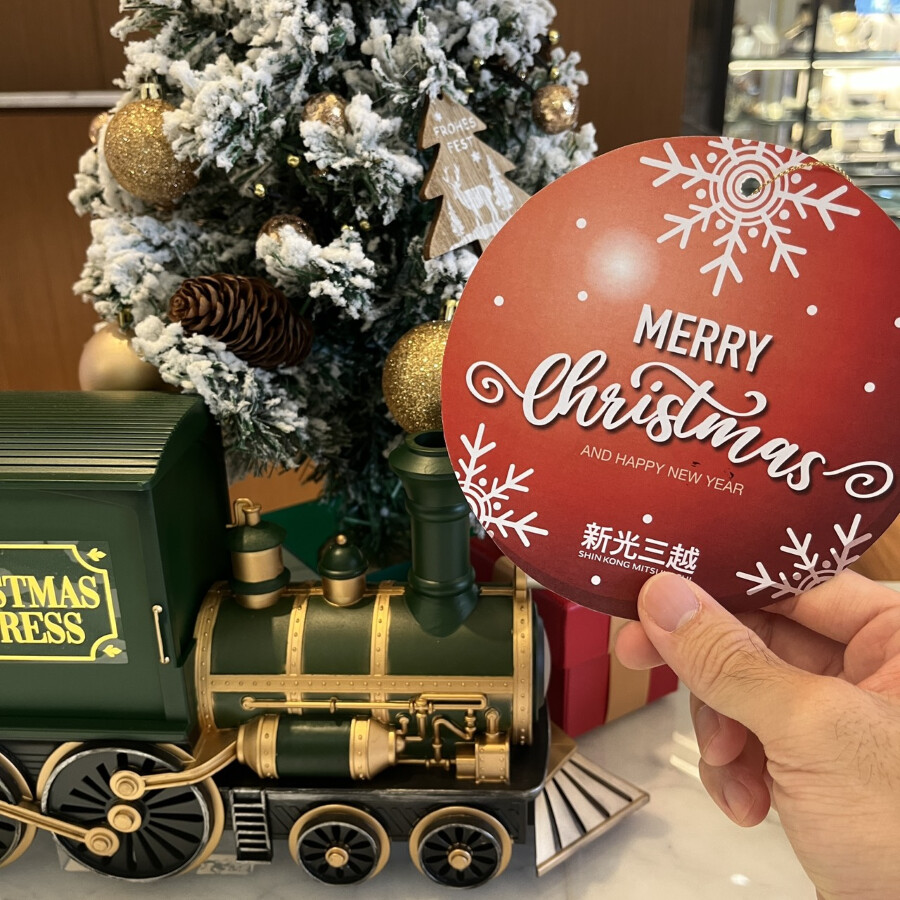 ▲ 邀請商圈顧客共襄盛舉，活動期間至本館1F北側服務台挑選心願卡，就能讓孩子收到想要的生活用品、學習資源或冬日禦寒物資。