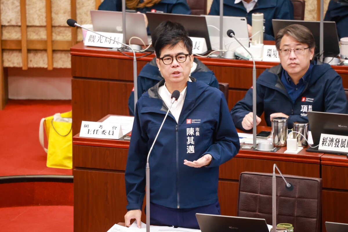 ▲陳其邁3日答詢回應,高雄成立新住民事務委員會,共11個局處投入資源與行政工作,盼提供多元諮詢與輔導,協助新住民朋友適應環境,他並強調高雄多元文化的兼容並蓄,允諾持續努力、注重人權保障,讓新住民成為構築高雄美麗的一分子。