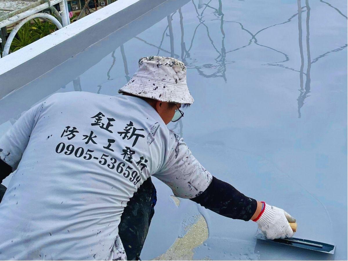 中部屋頂防水保養工程案例，透天厝屋頂施作多層塗料，預防天花板滲水問題（圖/Medick Marketing Ltd.提供）