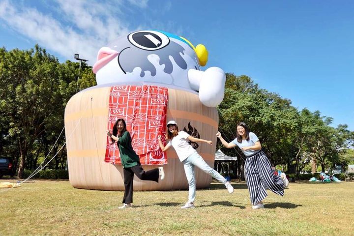 泡溫泉魚頭君氣偶裝置。 圖:台南市政府觀光旅遊局/提供