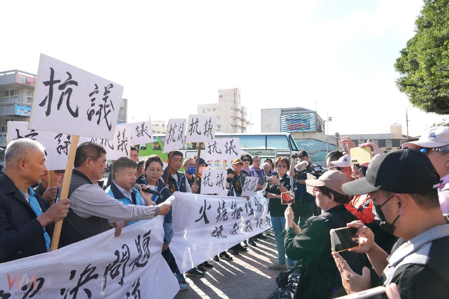 紅羅垃圾場燒出湖西鄉民怒火 攜垃圾縣府前抗議 - https://www.watchmedia01.com
