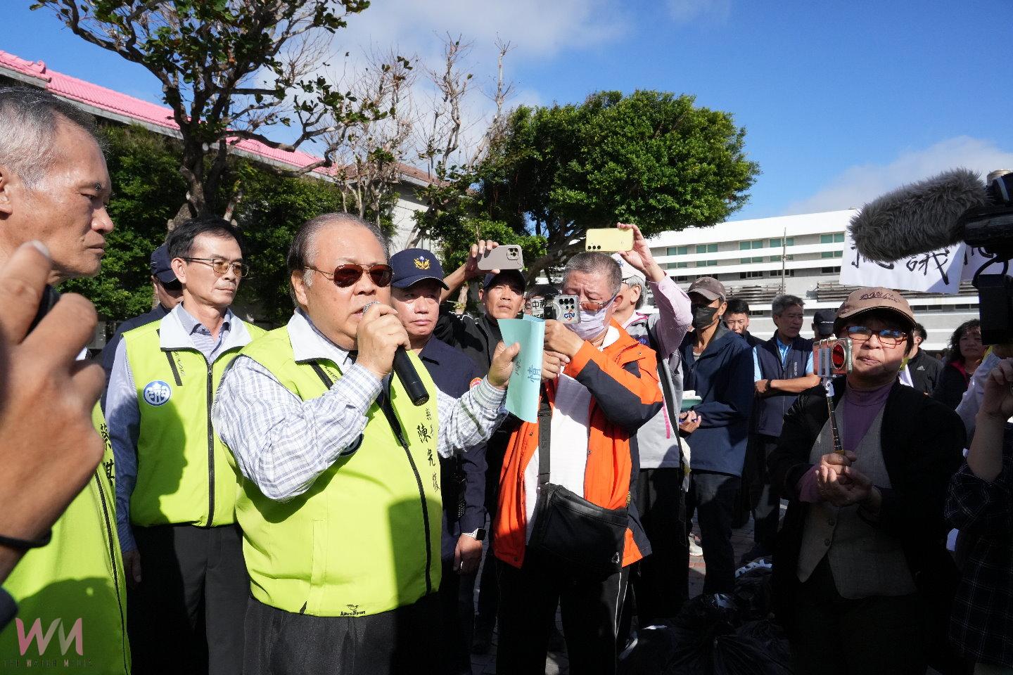 紅羅垃圾場燒出湖西鄉民怒火 攜垃圾縣府前抗議 - https://www.watchmedia01.com