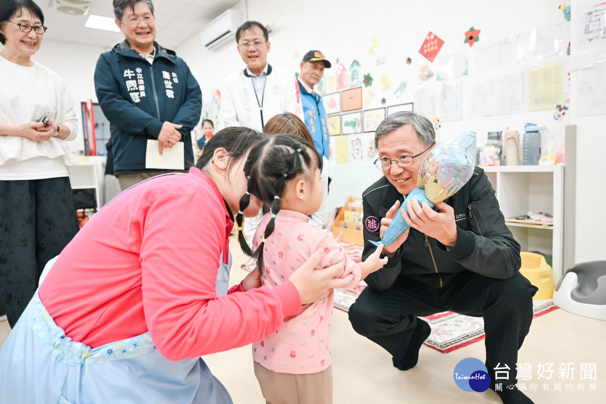 王副市長與幼兒互動。