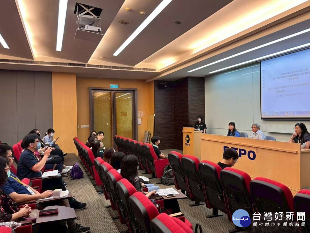 參訪企業代表積極提問了解員工協助措施。圖/中彰投署提供