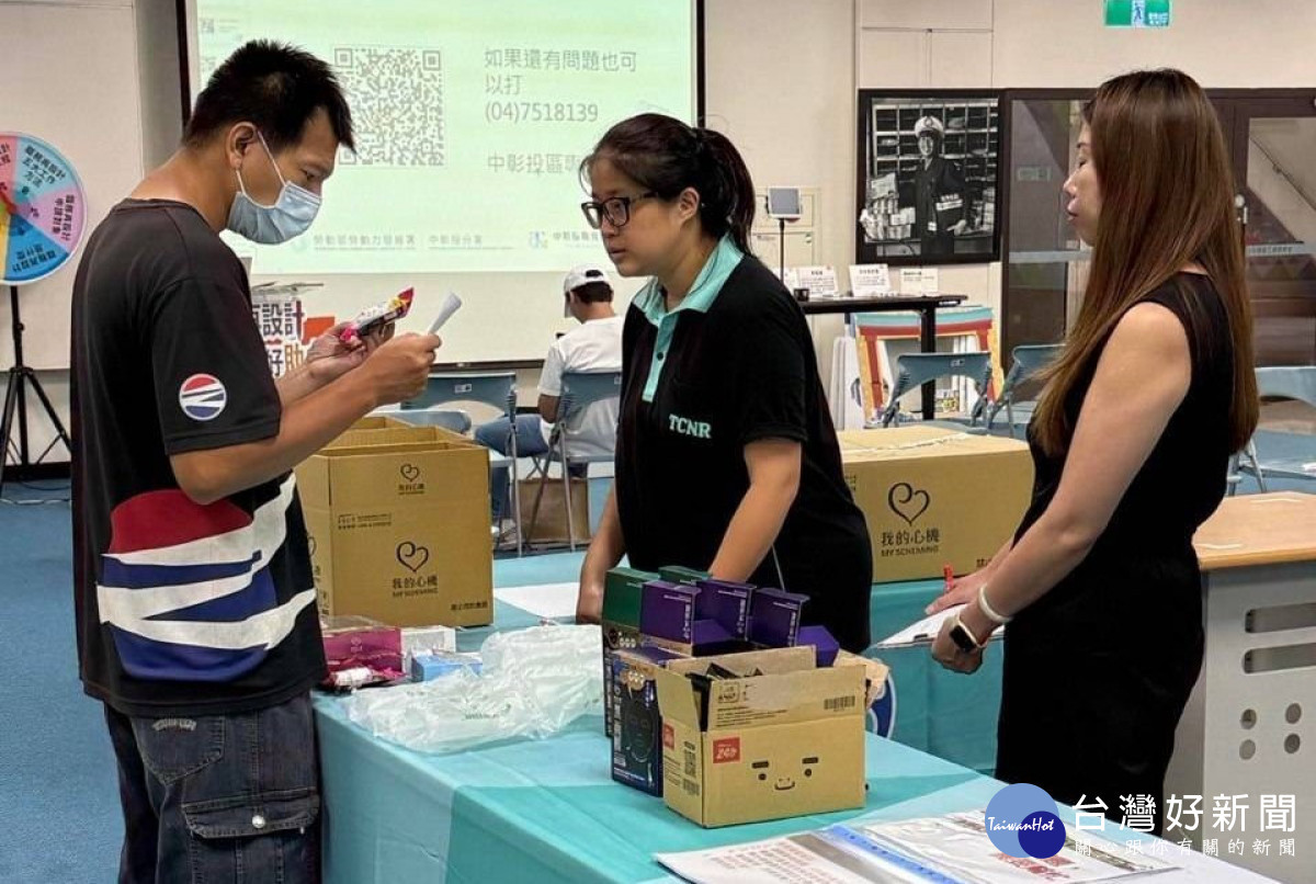 工作人員向身心障礙者解說理貨面試流程,企業人資主管從旁觀察評估。圖/中彰投分署提供