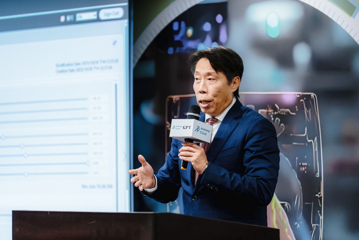 圖為智捷醫學科技孫繼信董事長，向與會來賓說明3D AI影像技術的應用與前景。