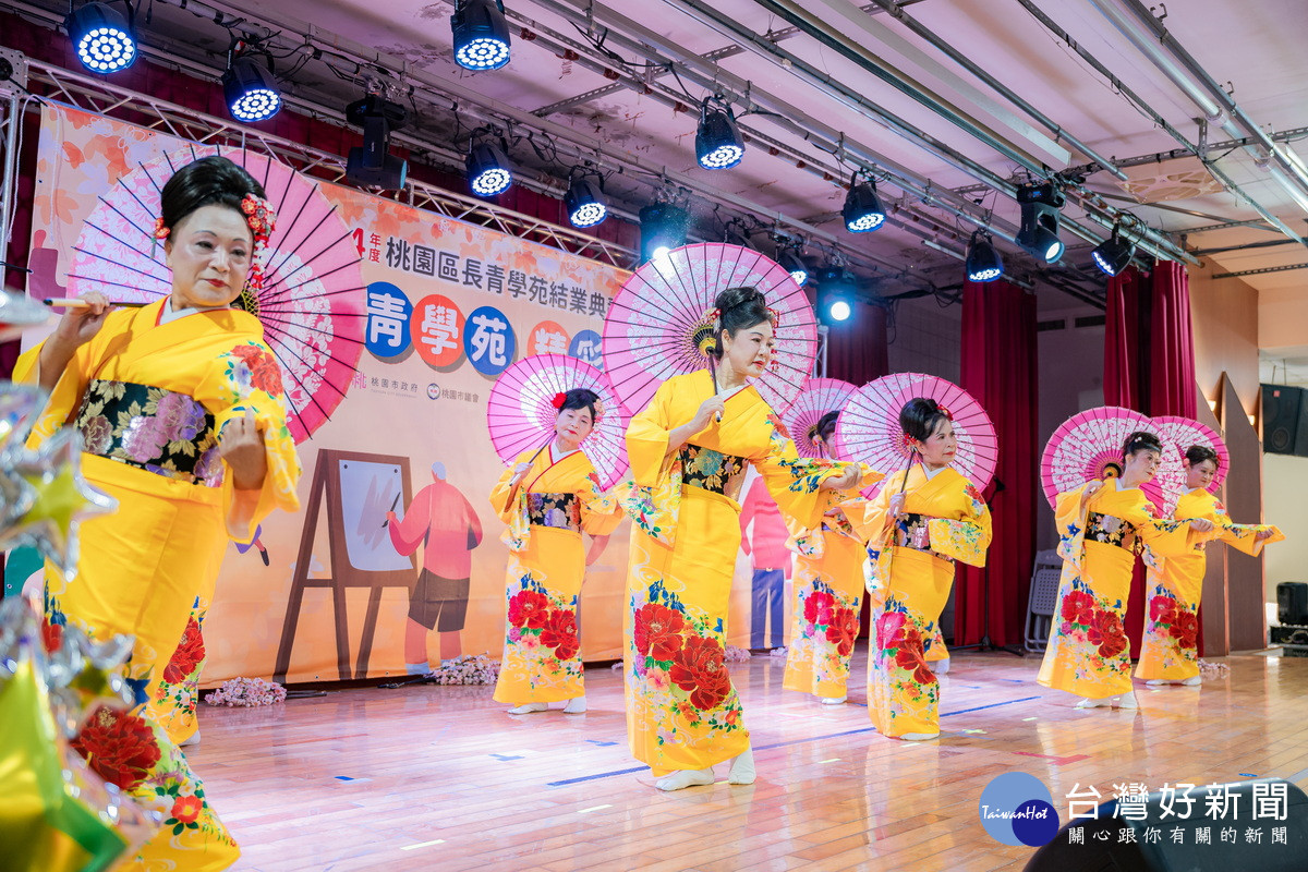 「桃園區114年長青學苑結業典禮暨成果發表會」中學員們精彩表演。<br /><br />