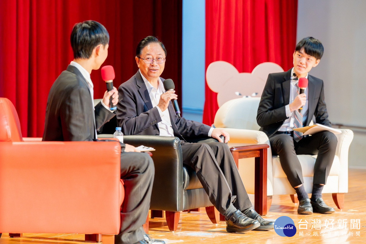 桃園市長張善政與賓及建中學弟們對談。<br /><br /> 